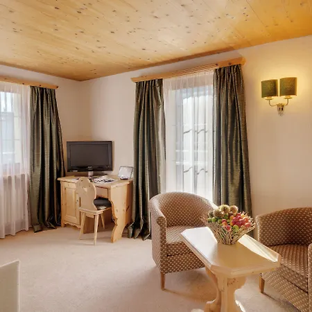 Morosani Posthotel Hotell 4*