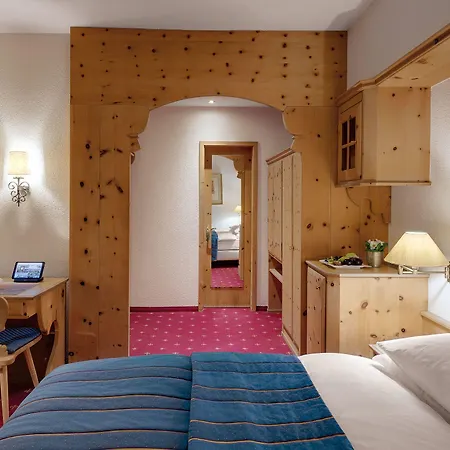 Morosani Posthotel Hotell 4*