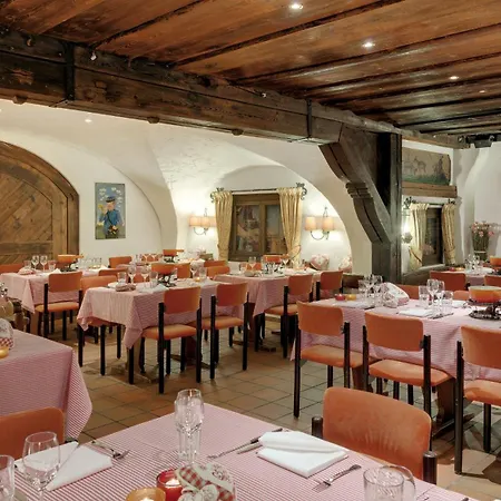 Morosani Posthotel Hotell 4*